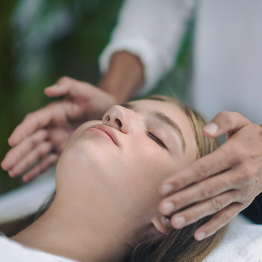 reiki-healing-treatment-with-teenage-girl-2021-09-01-22-34-52-utc_Lightroom reiki-healing-treatment-with-teenage-girl-2021-09-01-22-34-52-utc_Lightroom